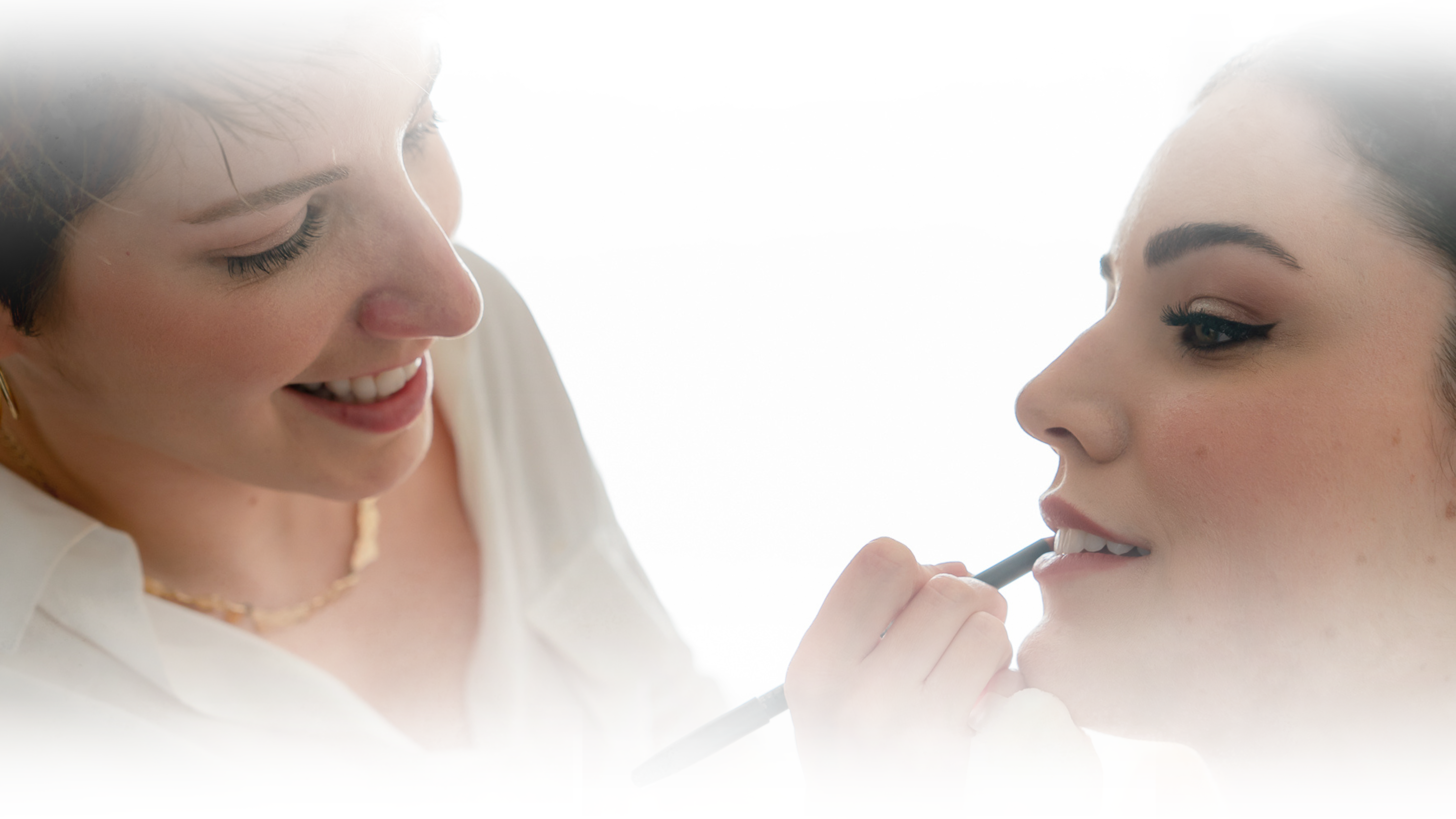 Claudia Mendes maquiando noiva